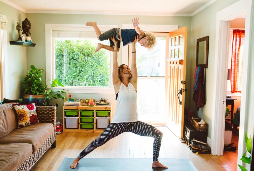 super maman faisant du yoga avec son enfant